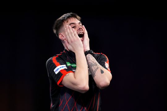 'De grootste imbeciel óóit': veelbesproken darter krijgt ervan langs na diskwalificatie WK