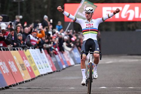 Mathieu van der Poel schittert bij eerste duel met Wout van Aert dit veldritseizoen