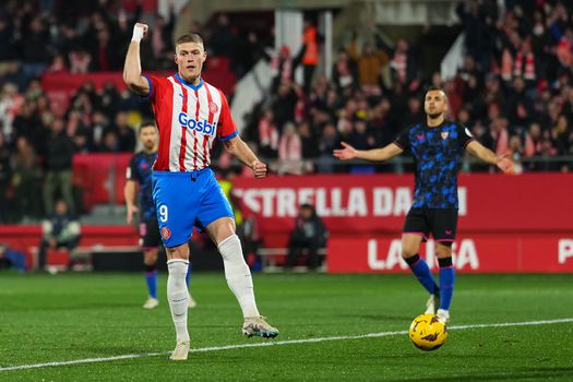 Girona maakt dankzij hattrick Artem Dovbyk ook gehakt van Sevilla