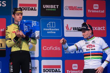 Wout van Aert wint in Benidorm door valpartij Mathieu van der Poel