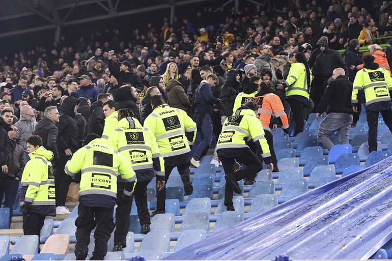Ook chaos ná Vitesse - Feyenoord: thuisfans jagen op uitfans en gooien verkeersbord naar politie