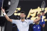Novak Djokovic won in de achtste finales van de Australian Open overtuigend. ©AP