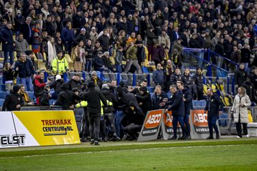 Vitesse - Feyenoord stilgelegd: thuisfans stormen het veld op