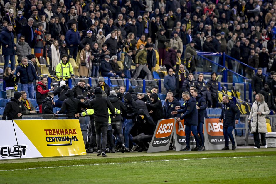 vitesse-feyenoord-gestaakt-fans-veld