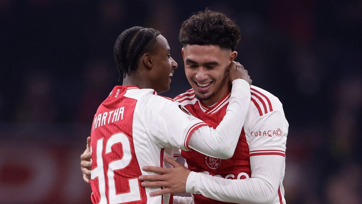 Tristan Gooijer krijgt basisplaats bij Ajax tegen RKC Waalwijk; Josip Sutalo en Chuba Akpom afwezig