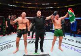 Dricus Du Plessis hoort dat hij gewonnen heeft van Sean Strickland tijdens UFC 297. ©Getty Images