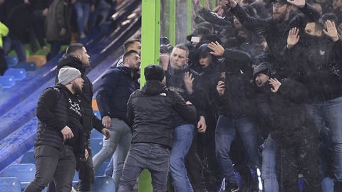 'Terminaal zieke supporter moest stadion verlaten door rellende Vitesse-supporters'