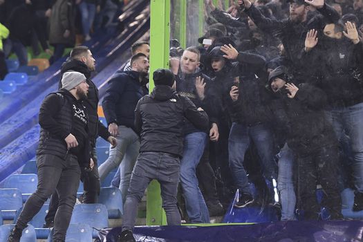 'Terminaal zieke supporter moest stadion verlaten door rellende Vitesse-supporters'