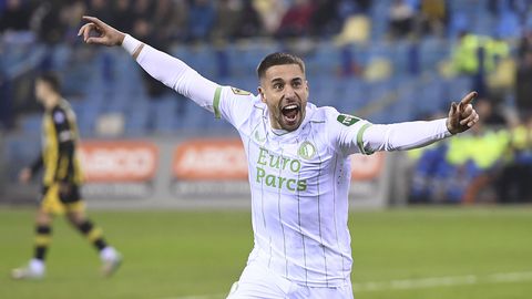 Feyenoord overleeft rellende supporters en wint van degradatiekandidaat Vitesse