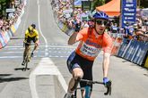 Stephen Williams wint de Tour Down Under én de laatste etappe. Bart Lemmen eindigt in de achtergrond als vierde. ©AFP