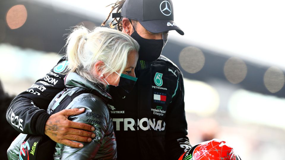 Lewis Hamilton kiest bij Ferrari voor vertrouwde vrouw: 'Zij maakt mijn weekenden vredig'