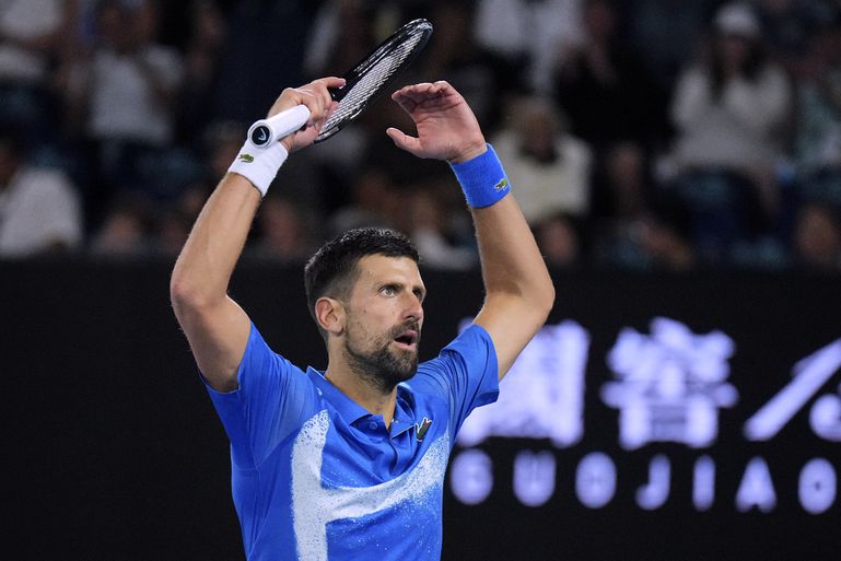 Veelbesproken Novak Djokovic blijft op recordjacht na comeback tegen Carlos Alcaraz op Australian Open