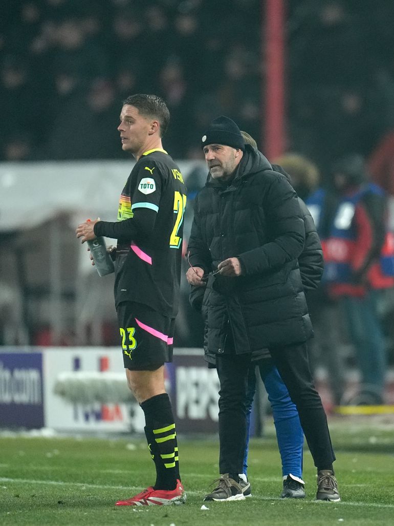 Trotse trainer Peter Bosz zag zijn ploeg 'overleven' in Belgrado: 'Echte mannen op het veld'