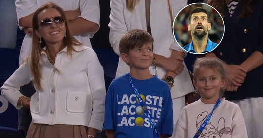 Verbaasde Novak Djokovic in late uurtjes verrast door zijn kinderen, vrouw lacht als boer met kiespijn