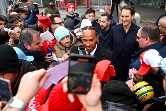 Lewis Hamilton en Ferrari delen iconische foto van recordkampioen in het rood, fans dolgelukkig