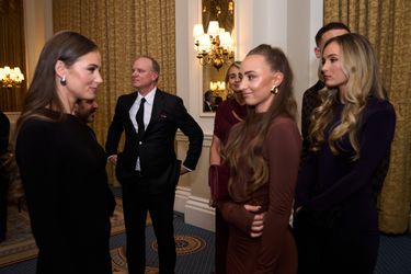 Oud-topvoetballer Dennis Bergkamp schittert met dochters tussen wereldsterren tijdens bijzonder gala