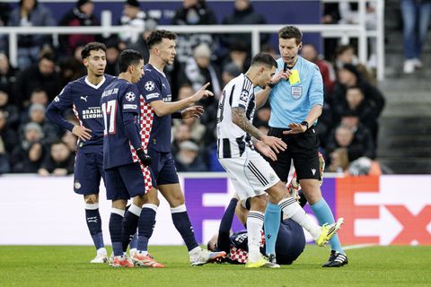 Zorgwekkend moment rond Joey Veerman: PSV-middenvelder schreeuwt het uit na spijkerharde actie van Newcastle-speler