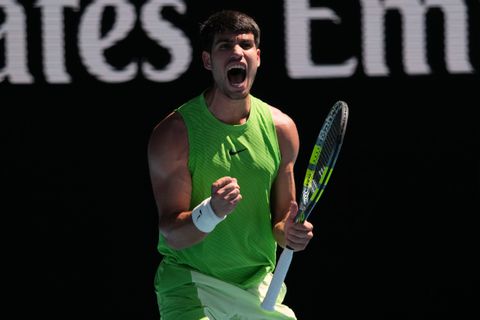 Tennistopper Carlos Alcaraz haalt drama aan op Australian Open en schrijft emotionele boodschap
