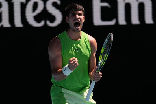 Tennistopper Carlos Alcaraz deelt emotionele boodschap op Australian Open: 'Heel veel sterkte'