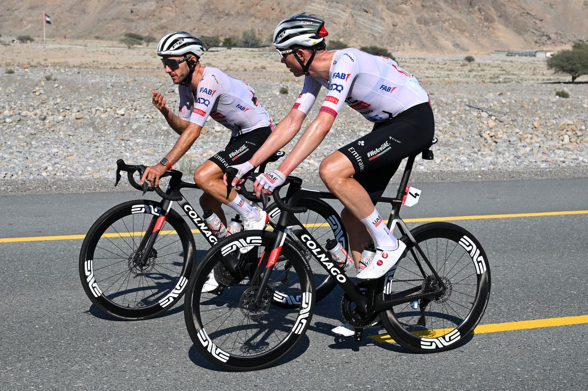Adam Yates valt hard op achterhoofd in UAE Tour en koerst ondanks hersenschudding nog 35 kilometer verder