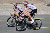 Adam Yates (links) met teamgenoot Vegard Stake Laengen. © Getty Images