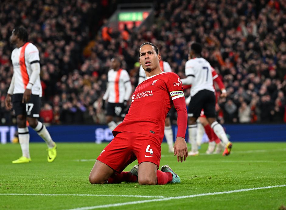 Virgil van Dijk en Cody Gakpo helpen gehavend Liverpool met snoeiharde kopballen voorbij Luton Town