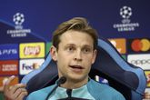 Frenkie de Jong, voetballer bij FC Barcelona, haalde op een persconferentie hard uit naar Spaanse journalisten. ©AP