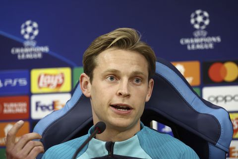 Frenkie de Jong boos op Spaanse journalisten: 'Jullie schrijven allemaal leugens op'
