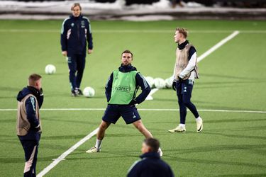 Twijfelgeval Jordan Henderson traint (als enige in korte broek) gewoon mee met Ajax voor Bodø-uit