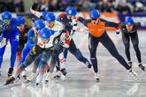 De Nederlandse schaatser Bart Hoolwerf (rechts) in actie tijdens de finale van de mass start op de WK afstanden. ©ANP