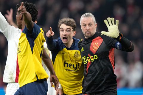 Ongeloof bij woedende Belgen na dubieus moment bij Ajax - Union: 'De VAR doet alsof hun neus bloedt'