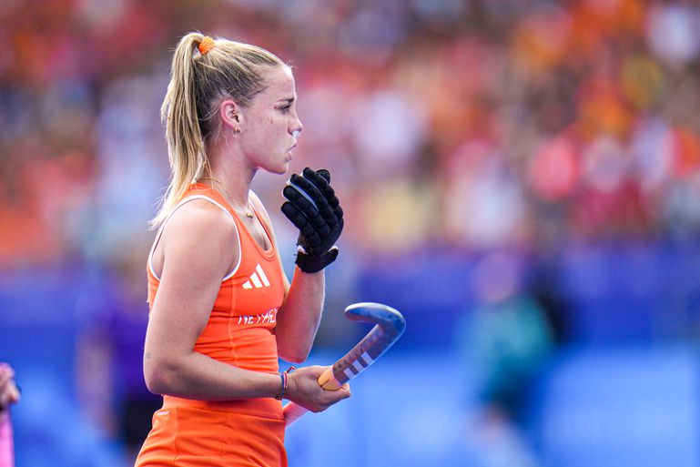 Opgefriste hockeyvrouwen vegen op bloedhete locatie ijskoud de vloer aan met topland