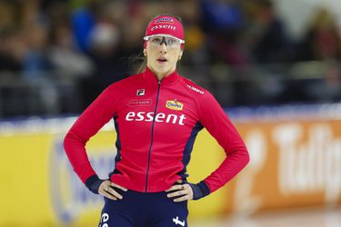 Topschaatsster Suzanne Schulting lacht om uitglijder: 'Het staat op beeld, ah jammer'