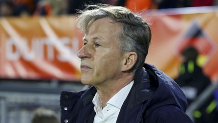 Bondscoach Andries Jonker schiet uit zijn slof na 'poppenkast': 'Je zet mijn speelsters te kakken'