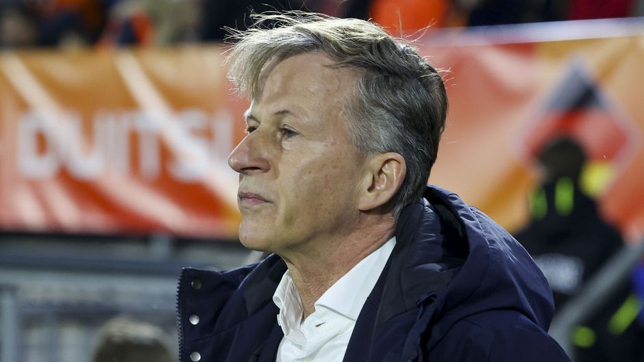 Bondscoach Andries Jonker schiet uit zijn slof na 'poppenkast': 'Je zet mijn speelsters te kakken'