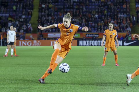 Vivianne Miedema viert na moeilijke periode terugkeer in Nederlands elftal: 'Verdien af en toe een beetje geluk'