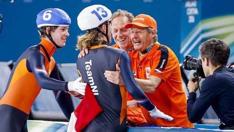 Gouden schaatstrainer Jillert Anema maakt belofte waar op mass start: 'Ik de baas en verder iedereen zijn bek houden'