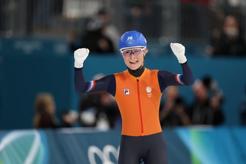 Lastige vraag voor topschaatsster Marijke Groenewoud: is gouden medaille of zilveren trouwring mooier?