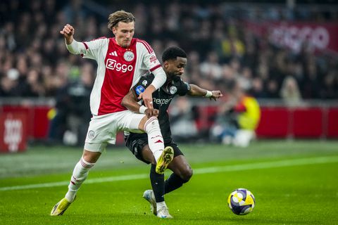 Live Eredivisie | Ajax komt met een gelukje op voorsprong na grote fout van veelbesproken Kodai Sano
