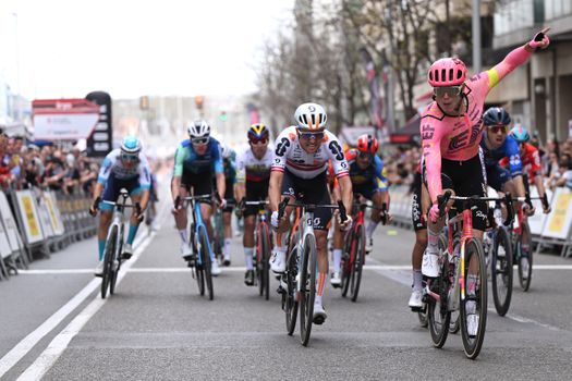 Marijn van den Berg 'heeft geen goede benen' maar wint de sprint in Ronde van Catalonië
