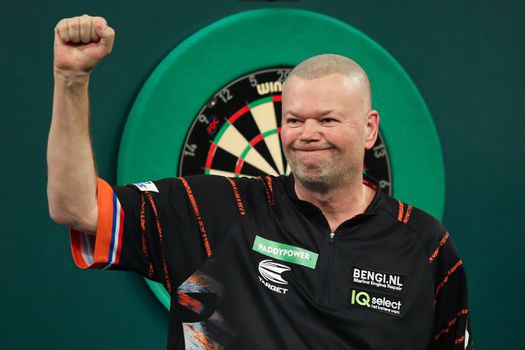 Raymond van Barneveld profiteerde van gigantische hoestbui Stephen Bunting: 'Hij bleef er zowat in'