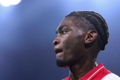 Forse kritiek op bondscoach die Ajax-talent liet debuteren: 'Zijn hier wel met profvoetbal bezig'
