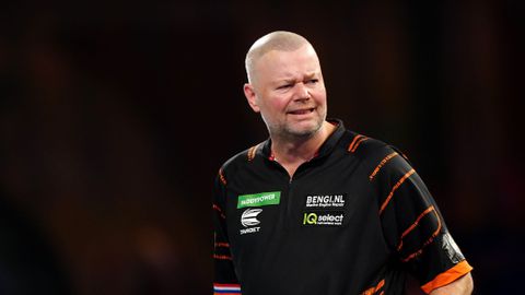 Raymond van Barneveld gaat ten onder tegen hyperblije darter: 'Ooit ga ik nog wel wat winnen'