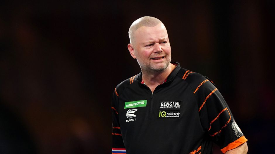 Raymond van Barneveld gaat ten onder tegen hyperblije darter: 'Ooit ga ik nog wel wat winnen'