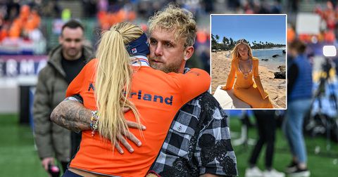 'Zeemeermin' Jutta Leerdam steelt in oranje jurk de show op strand en is 'thuis' bij Jake Paul