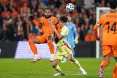 Pau Cubarsi in duel met Memphis Depay © Getty Images