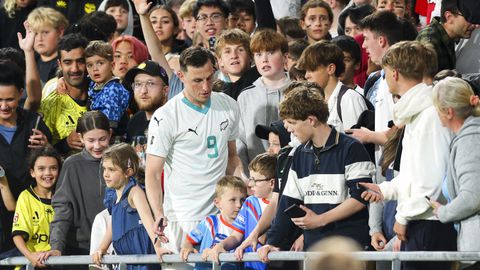 Kritiek op bizarre beslissing van scheidsrechter tegen Premier League-spits: 'Ik wilde wat aardigs doen!'