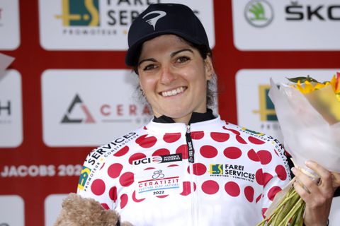 Wielrenster laat na horrorcrash over vangrail van zich horen: 'Niet de finale die ik voor ogen had'