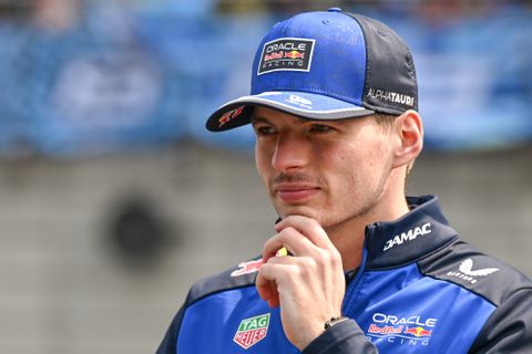 Dolblije Max Verstappen straalt na pole op Nürburgring na F1-ellende: 'We kunnen lekker aanvallen'