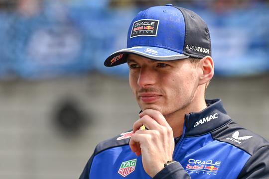 Dolblije Max Verstappen straalt na pole op Nürburgring na F1-ellende: 'We kunnen lekker aanvallen'